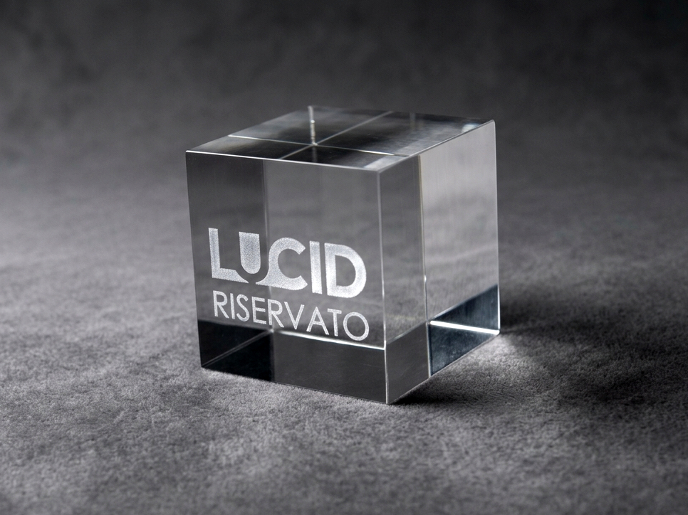 cubo acrilico trasparente con incisione laser logo